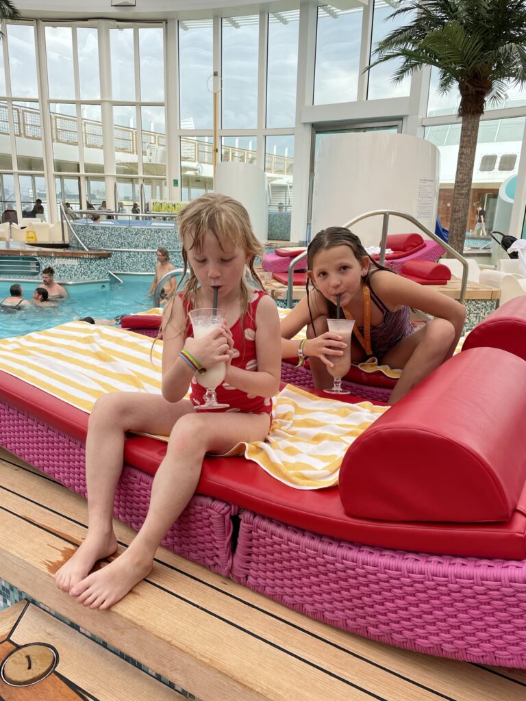 Binnen zwembad met ligbedden AIDA cruise - Kindvriendelijk