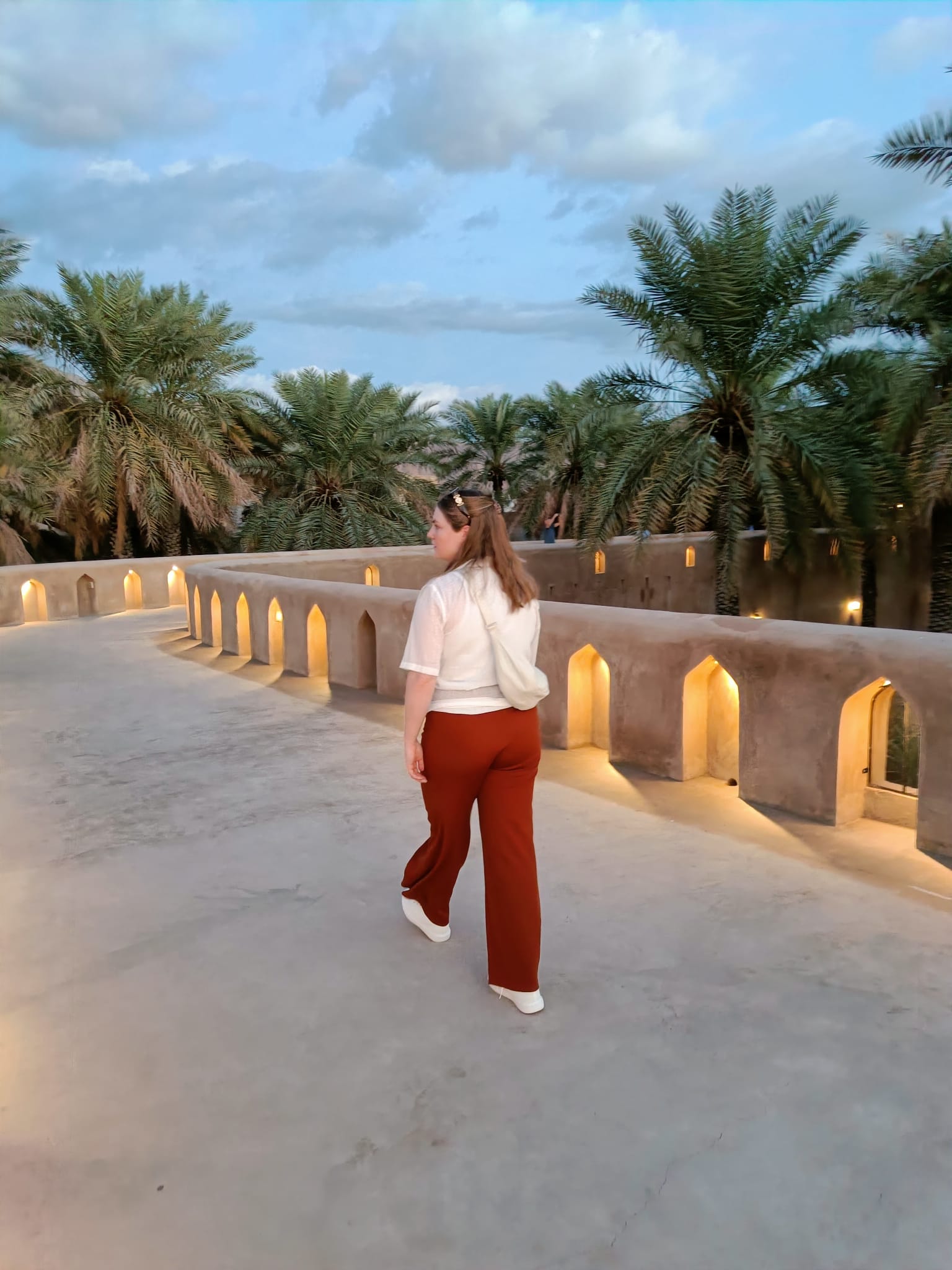 Nieuwe stadsmuur Nizwa winter huwelijksreis Oman