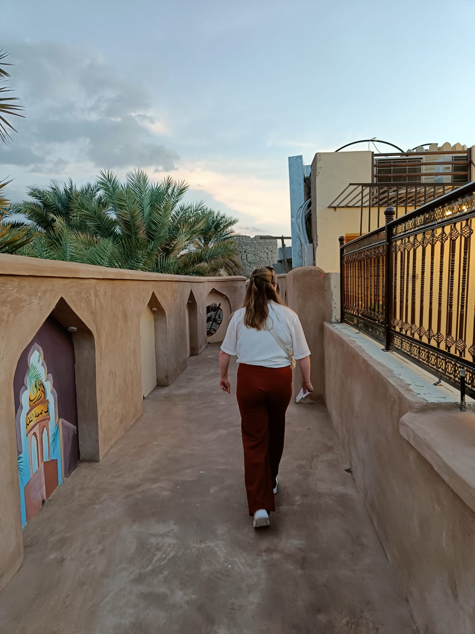 nieuwe stadsmuur Nizwa kunst