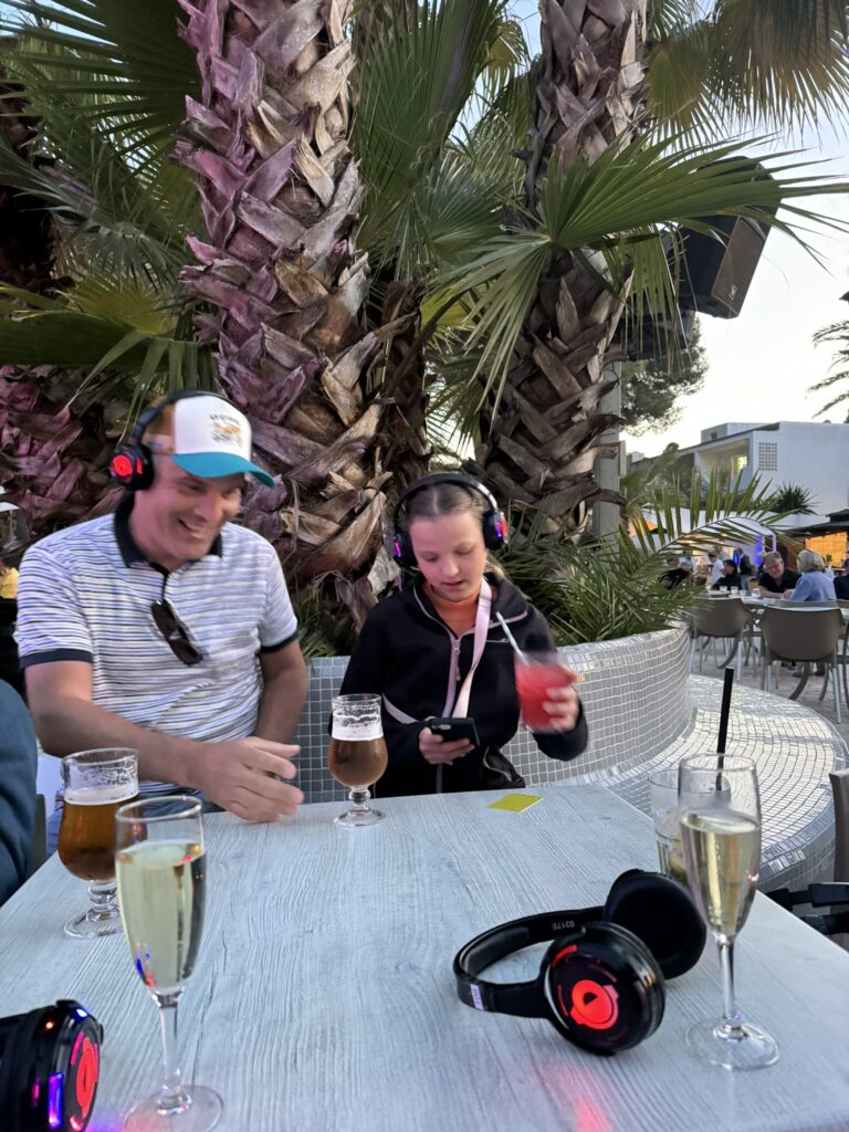 Silent disco bij MAGIC LIFE Cala Pada op Ibiza